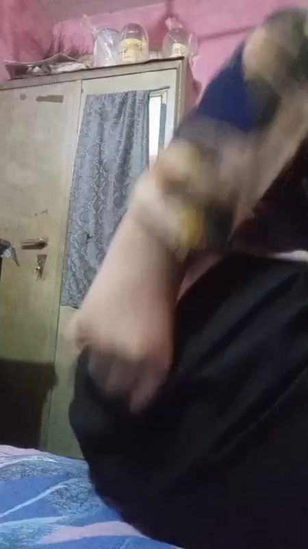 Desi girlfriend fingering and showing her big ass2