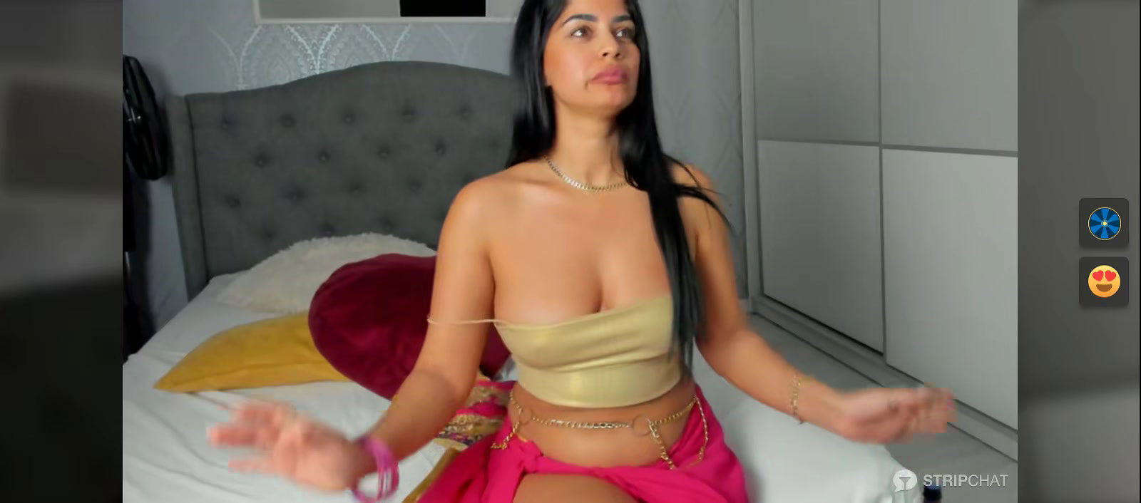 Beautiful Babe wearing Saree showing her beautiful body 22