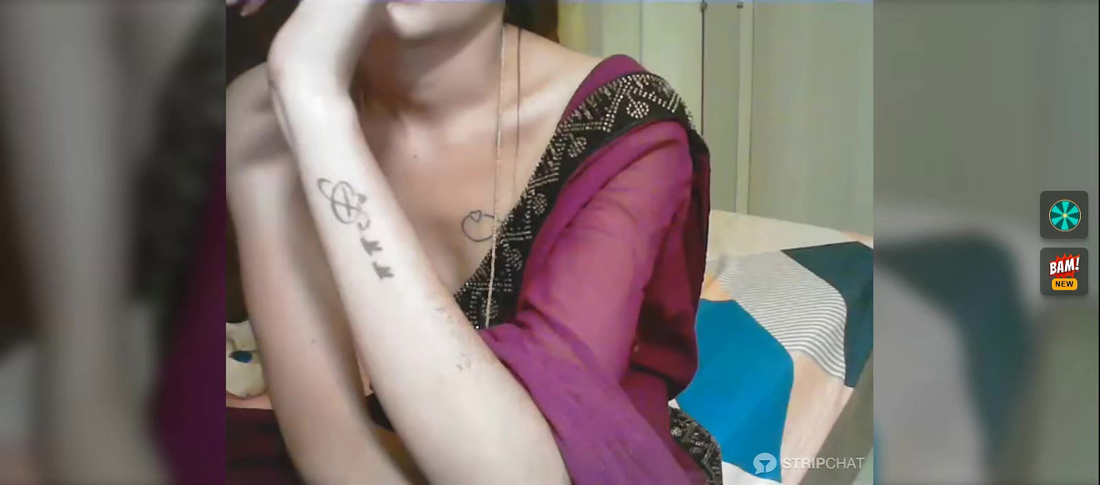 Desi Wife in Saree without blouse shows boobs 22