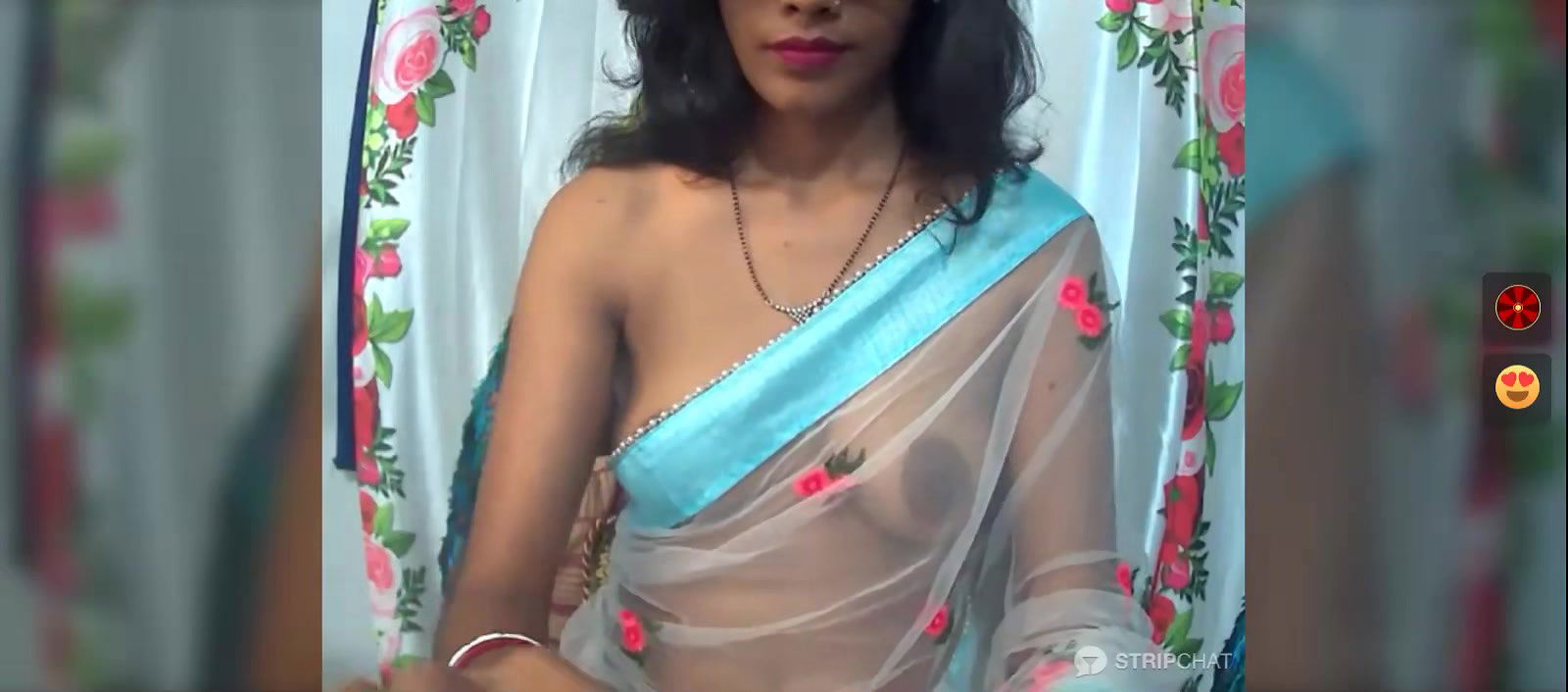 Desi Wife in Saree without blouse shows boobs2