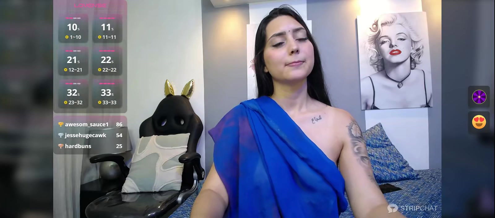 Beautiful Babe in saree without blouse showing boobs 22