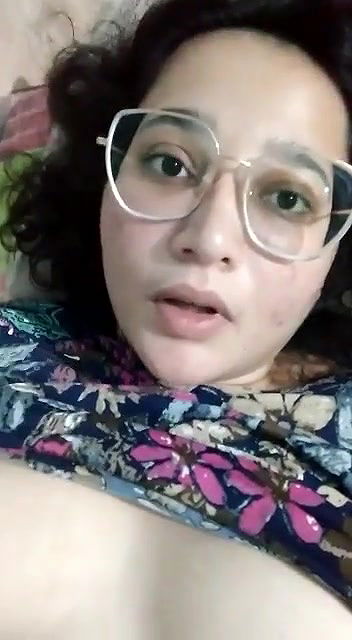 Desi girl showing boobs