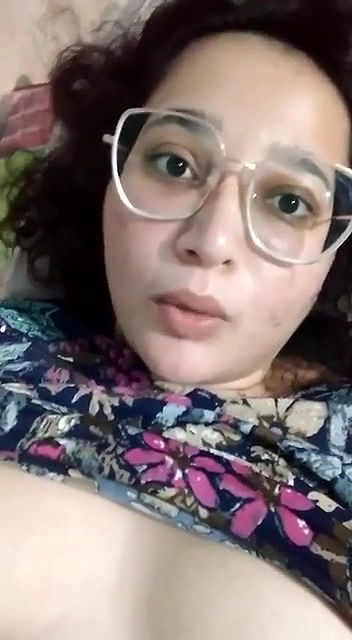 Desi girl showing boobs