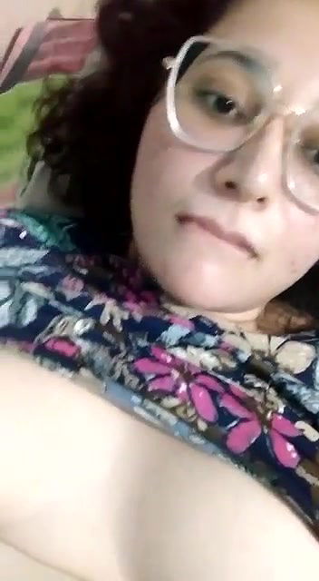 Desi girl showing boobs