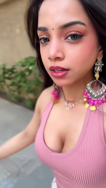 MUSKAN KARIA HOTTIE CUTE CLEAVAGE LUSTY VIEW UUFFF 22