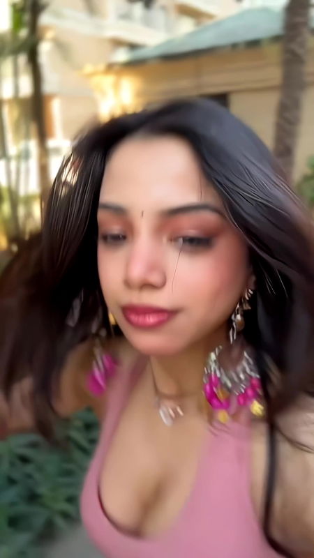 MUSKAN KARIA HOTTIE CUTE CLEAVAGE LUSTY VIEW UUFFF 22