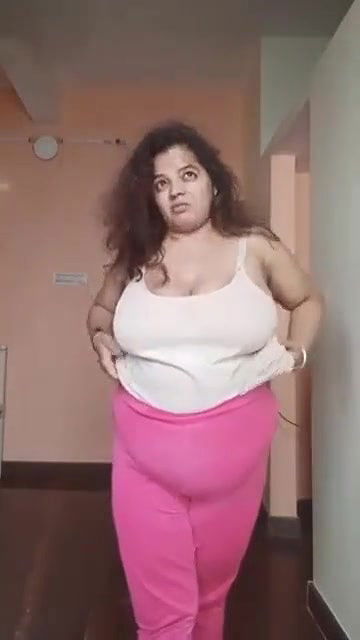 Big Booby Desi Bhabhi Exposing Nude