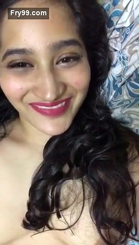 Sexy paki Girl Showing her Boobs