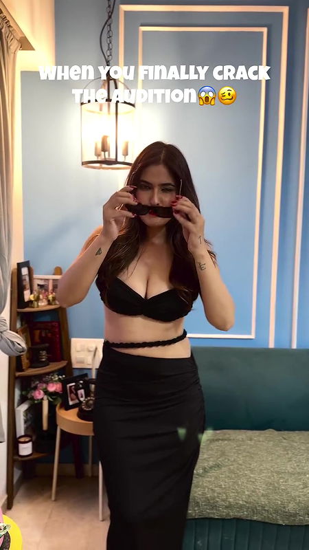 KARISHMA SHARMA IRRESISTIBLE MILKY HOTTIE CUTE CLEAVAGE LUSTY VIEW 22