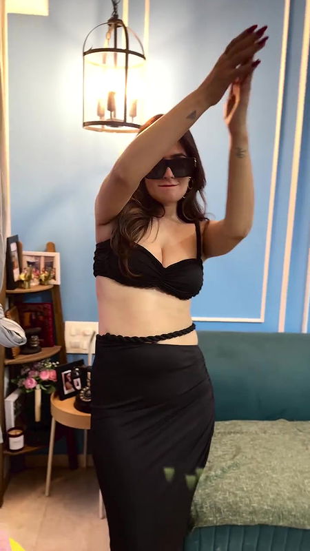 KARISHMA SHARMA IRRESISTIBLE MILKY HOTTIE CUTE CLEAVAGE LUSTY VIEW 22