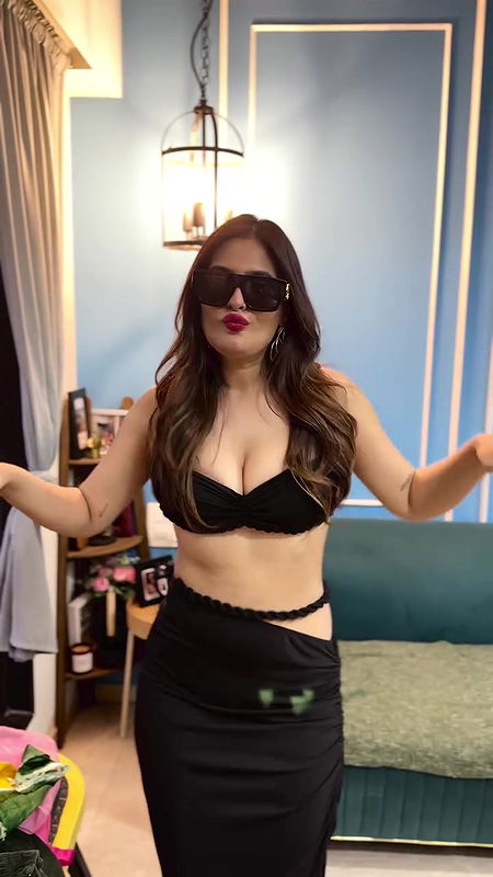 KARISHMA SHARMA IRRESISTIBLE MILKY HOTTIE CUTE CLEAVAGE LUSTY VIEW 22