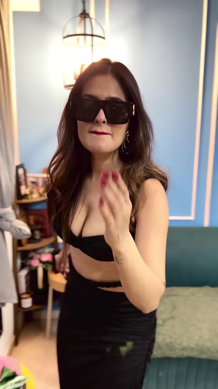 KARISHMA SHARMA IRRESISTIBLE MILKY HOTTIE CUTE CLEAVAGE LUSTY VIEW 22