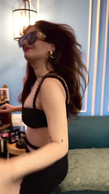 KARISHMA SHARMA IRRESISTIBLE MILKY HOTTIE CUTE CLEAVAGE LUSTY VIEW 22