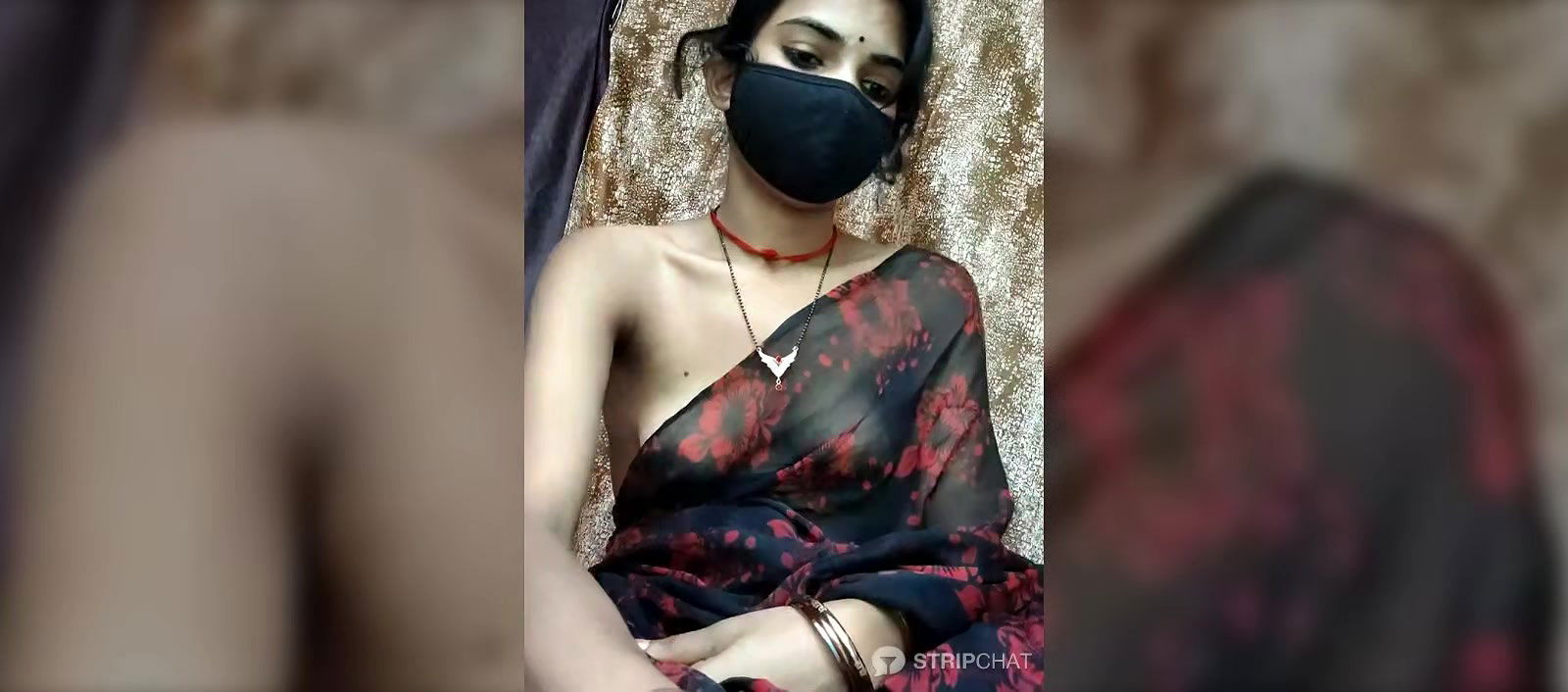 Bengali Bhabhi in saree without blouse showing boobs 22