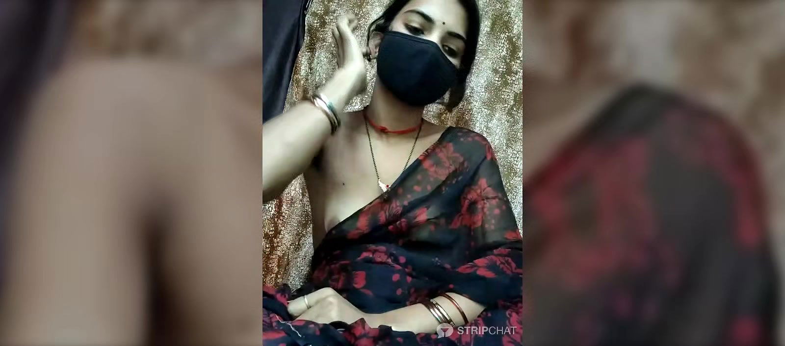 Bengali Bhabhi in saree without blouse showing boobs 22
