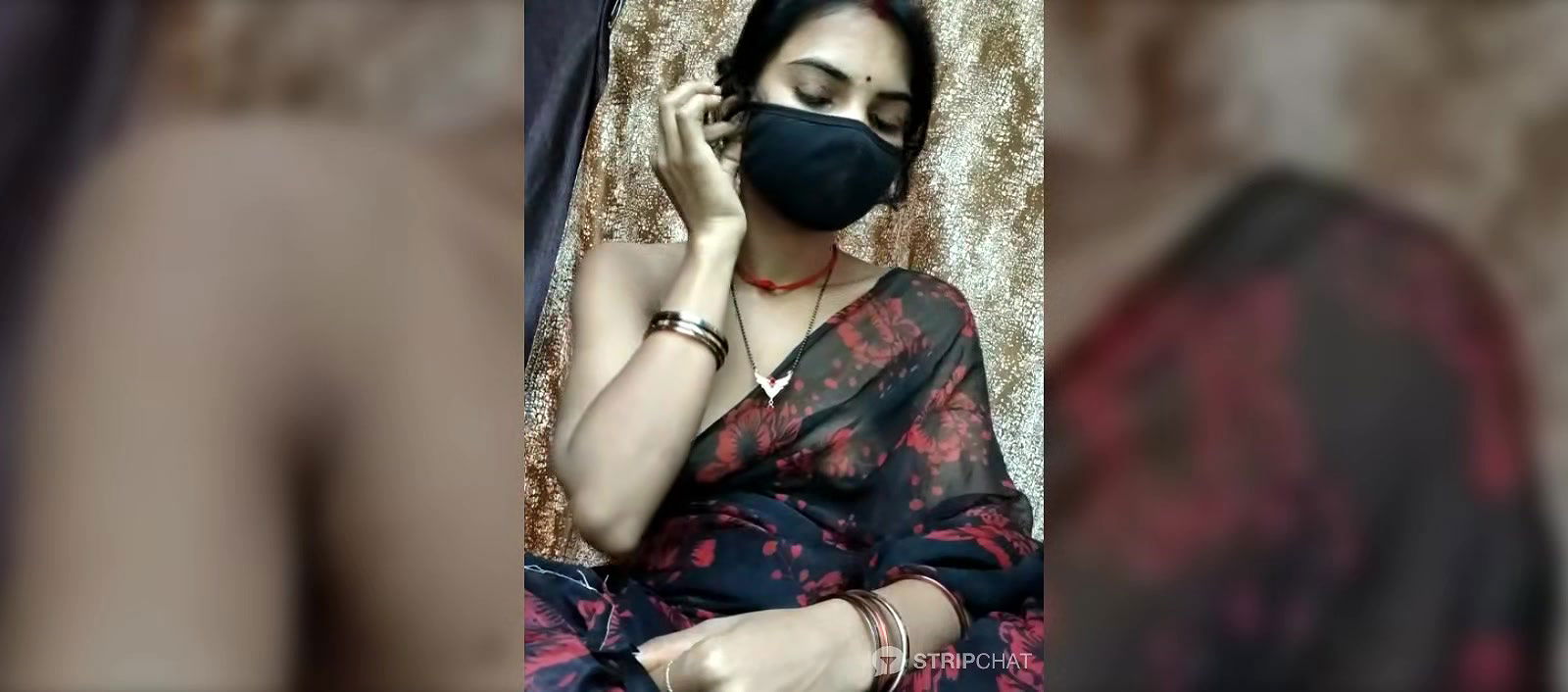 Bengali Bhabhi in saree without blouse showing boobs 22