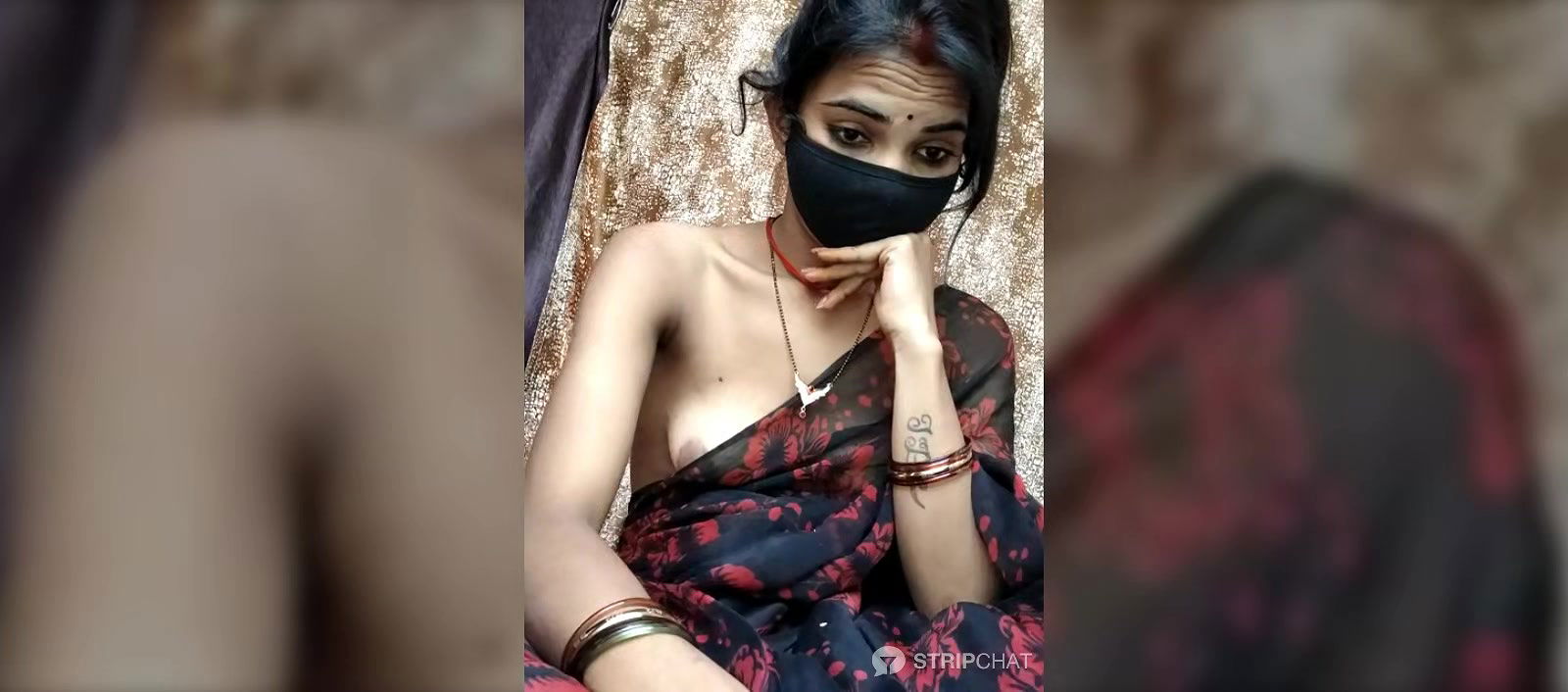 Bengali Bhabhi in saree without blouse showing boobs 22