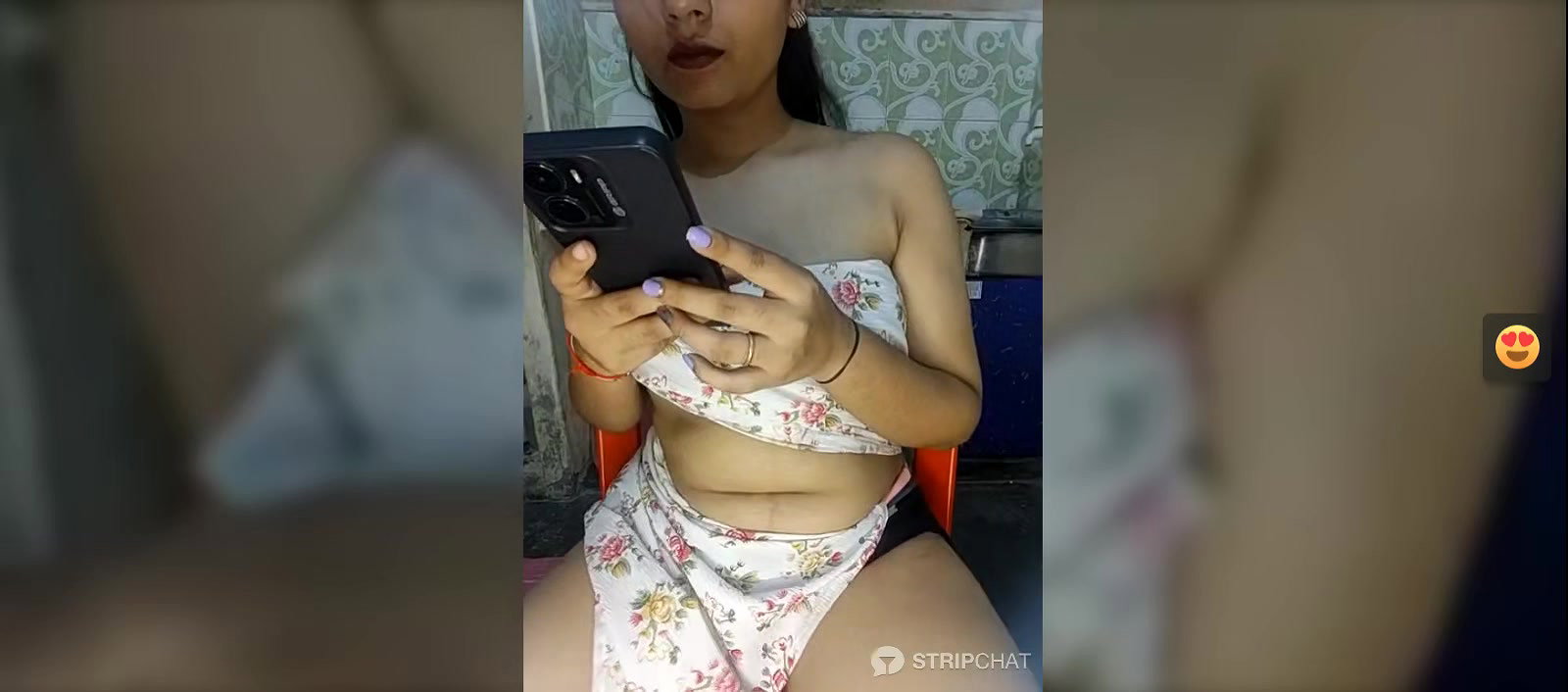 Horny Gril Showing her nude back 22