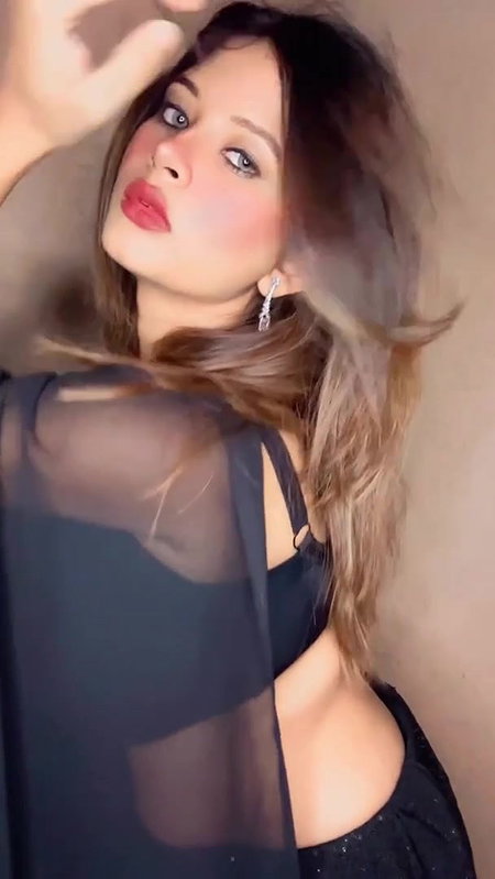 HORNY BEAUTY Dikhati nahi bas … Ehsaas karvati hai … Deep Cleavage
