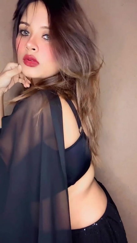 HORNY BEAUTY Dikhati nahi bas … Ehsaas karvati hai … Deep Cleavage