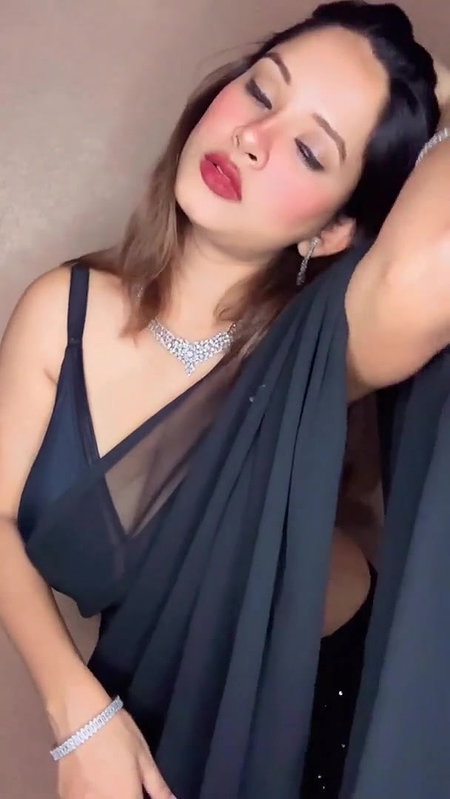 HORNY BEAUTY Dikhati nahi bas … Ehsaas karvati hai … Deep Cleavage