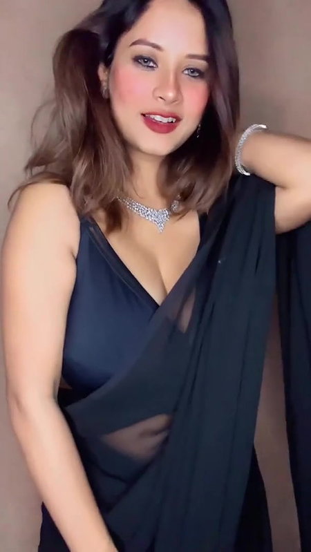 HORNY BEAUTY Dikhati nahi bas … Ehsaas karvati hai … Deep Cleavage