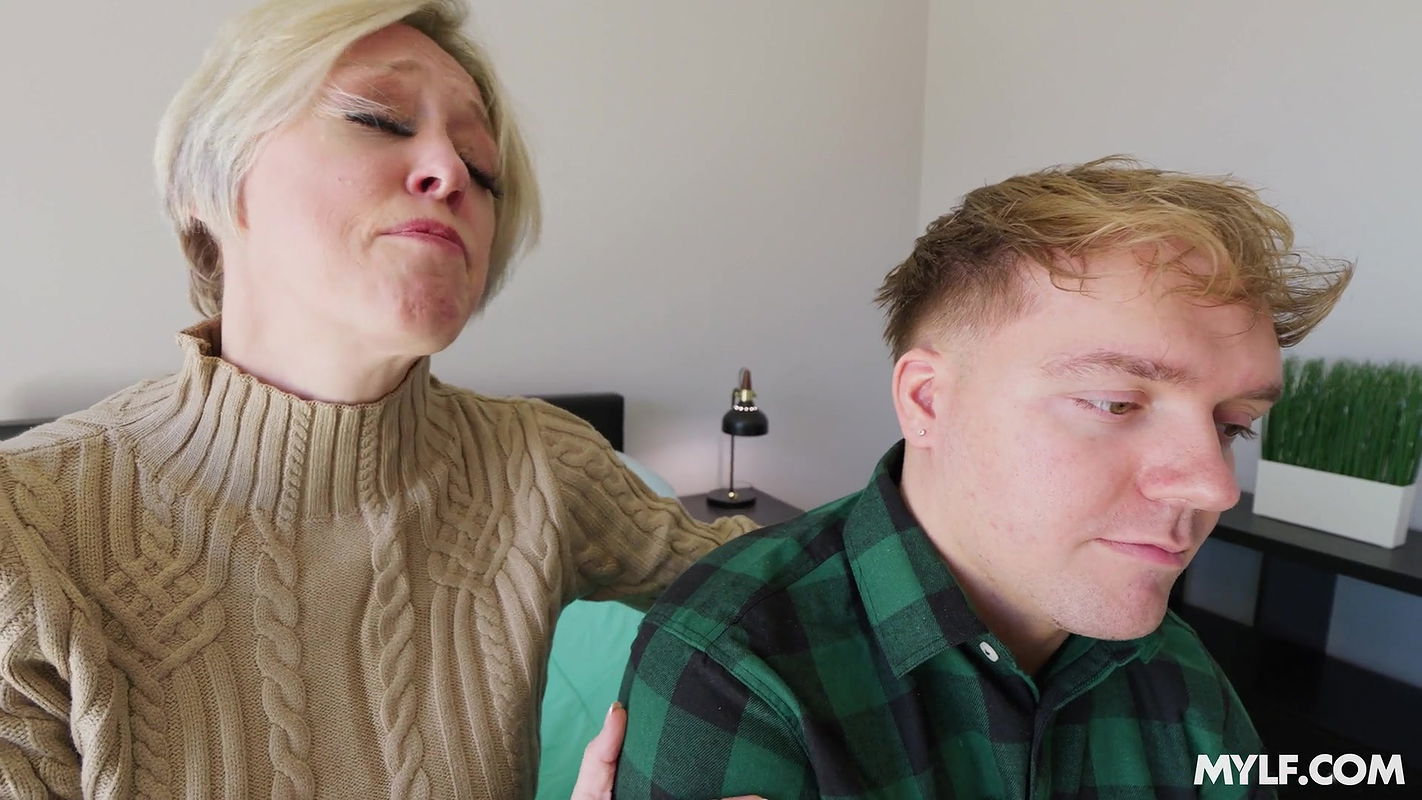 Mom Drips with Dee Williams in Sharing a Room With My Stepmom Ends With a Creampie