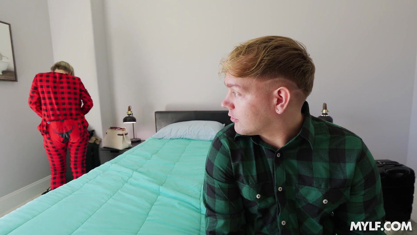 Mom Drips with Dee Williams in Sharing a Room With My Stepmom Ends With a Creampie