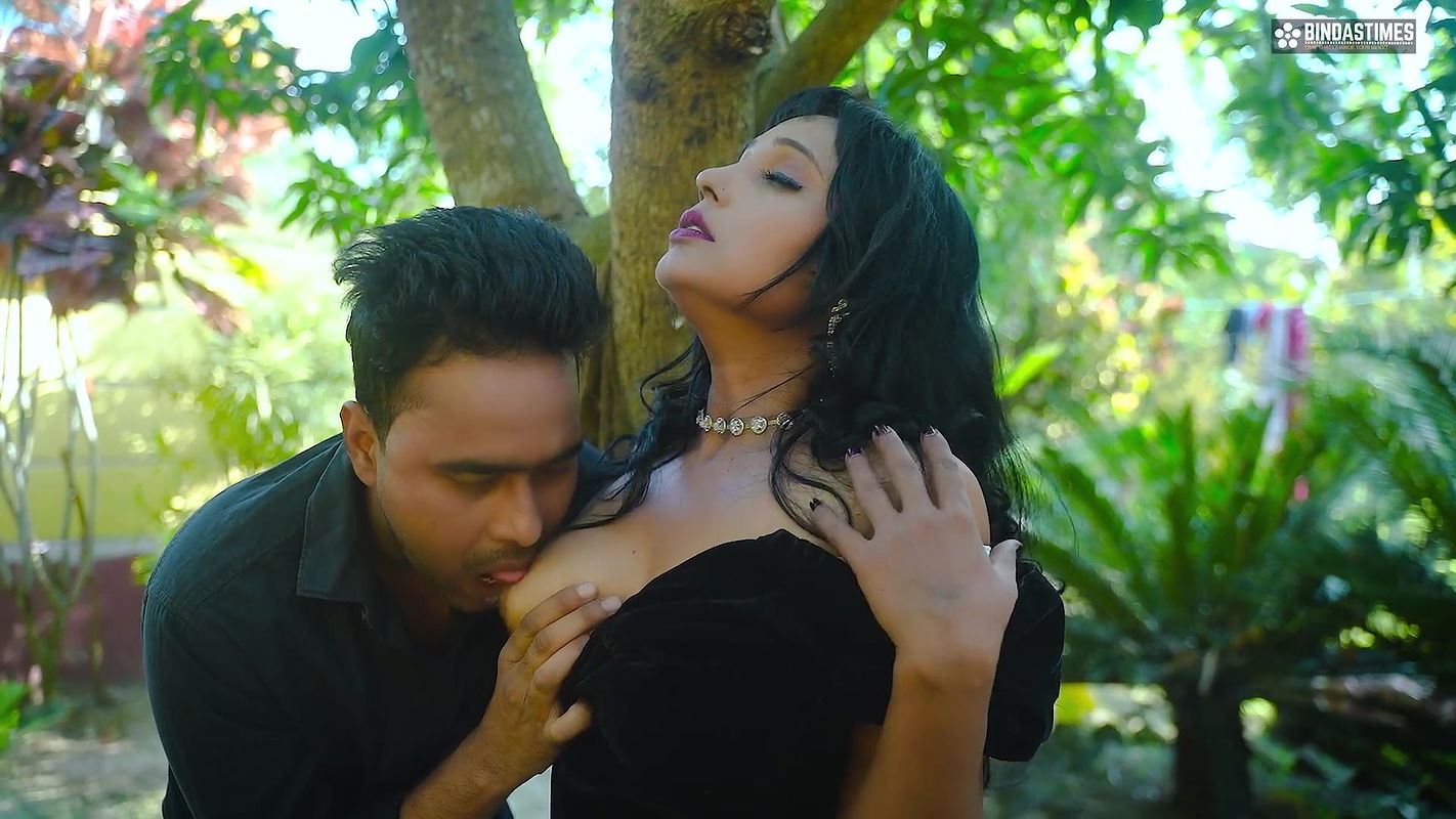 Desi Indian Boy Friend & Girl Friend Outdoor Sex Turns Into a Hardcore Threesome with a Stranger Guy ( Hindi Audio )