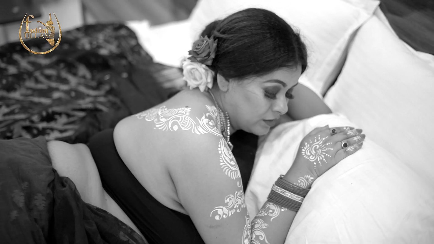 Nila Showing Cleavage & Armpits in Binodini Looks