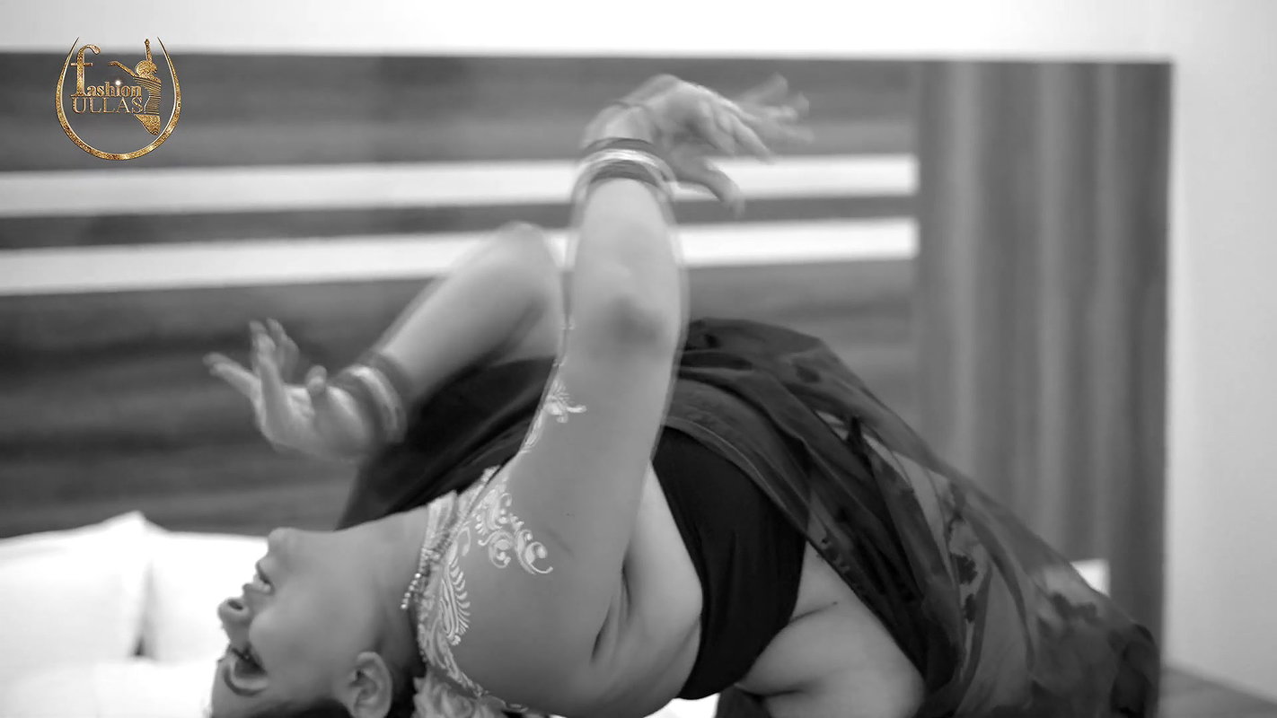 Nila Showing Cleavage & Armpits in Binodini Looks