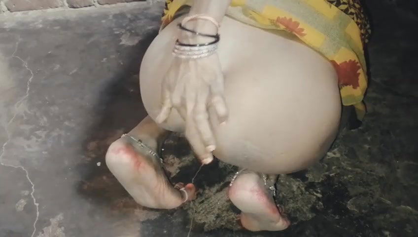 The daughter-in-law tried to seduce her father-in-law by showing her ass