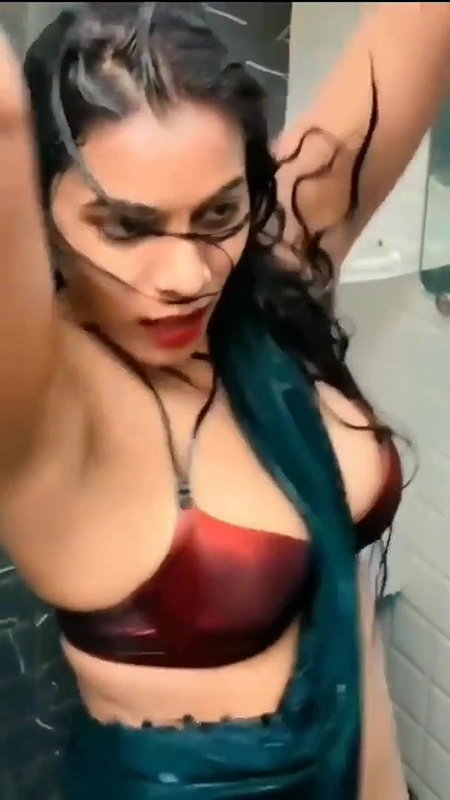 DESI WET BHABHI DANCING TO TIP TIP BARSA PANI SEXY IN BATHROOM