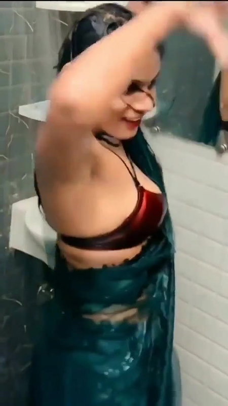 DESI WET BHABHI DANCING TO TIP TIP BARSA PANI SEXY IN BATHROOM