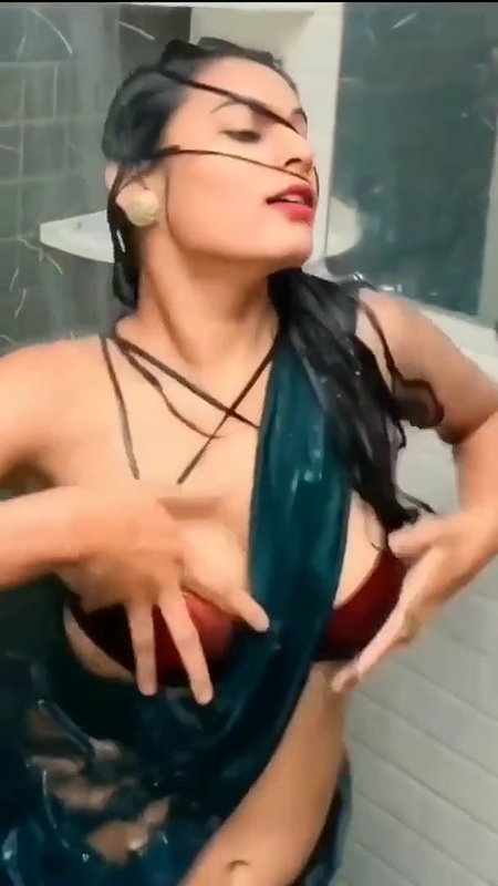 DESI WET BHABHI DANCING TO TIP TIP BARSA PANI SEXY IN BATHROOM