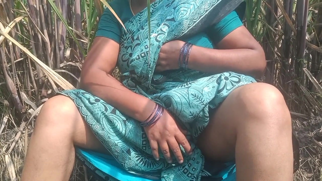 Tamil Aunty Masturbating in Sugarcane Plantation