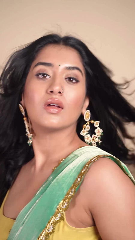 Indian Girl Looking Gorgeous In Green Saree 22