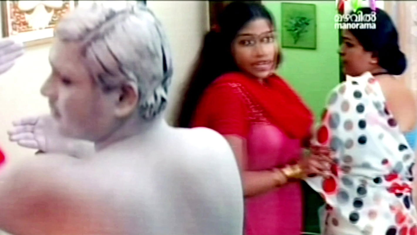 Malayali Sexy Maid Hot Big Breasts and Big Deep Navel Hole in Saree 22