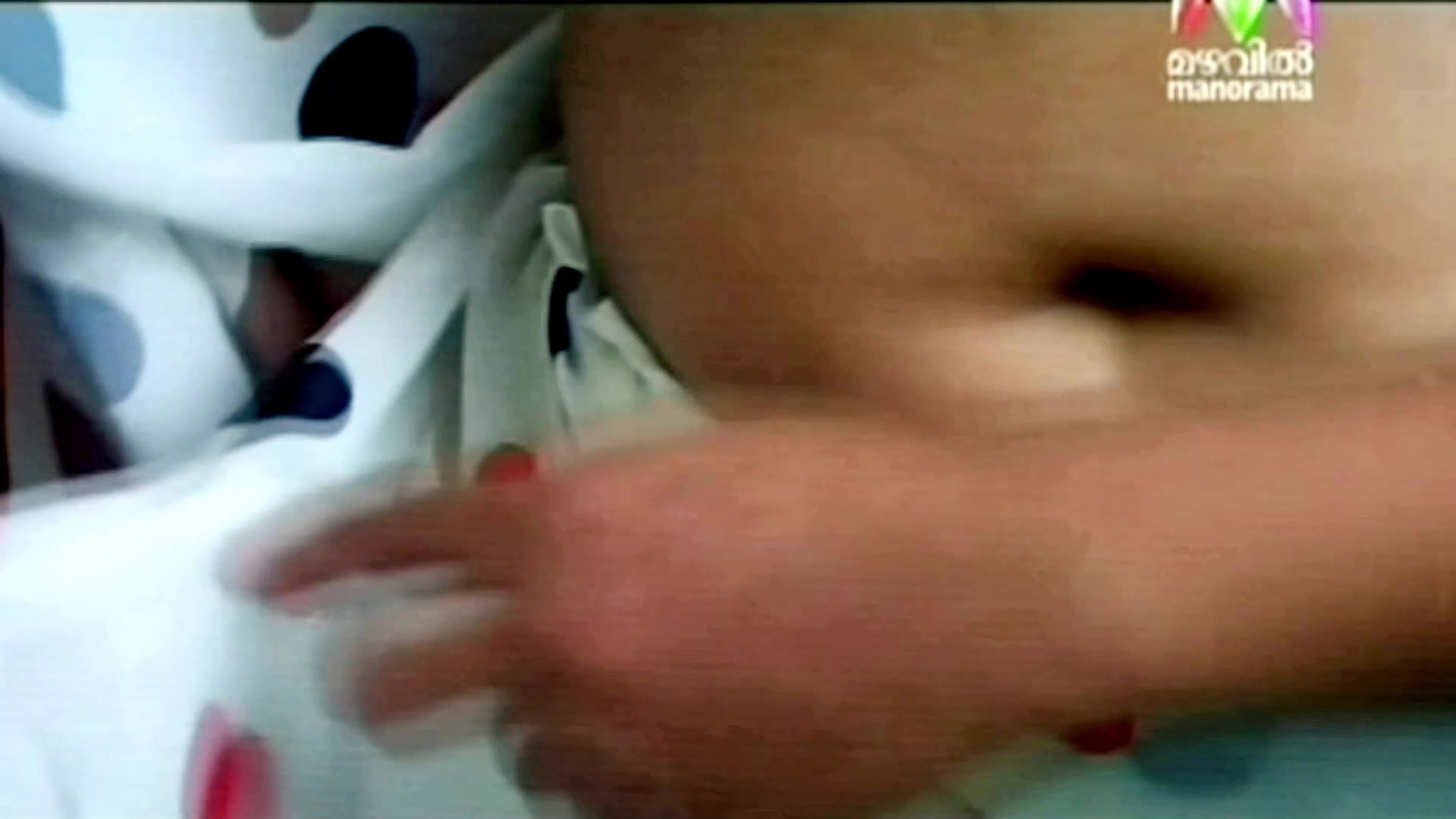 Malayali Sexy Maid Hot Big Breasts and Big Deep Navel Hole in Saree 22