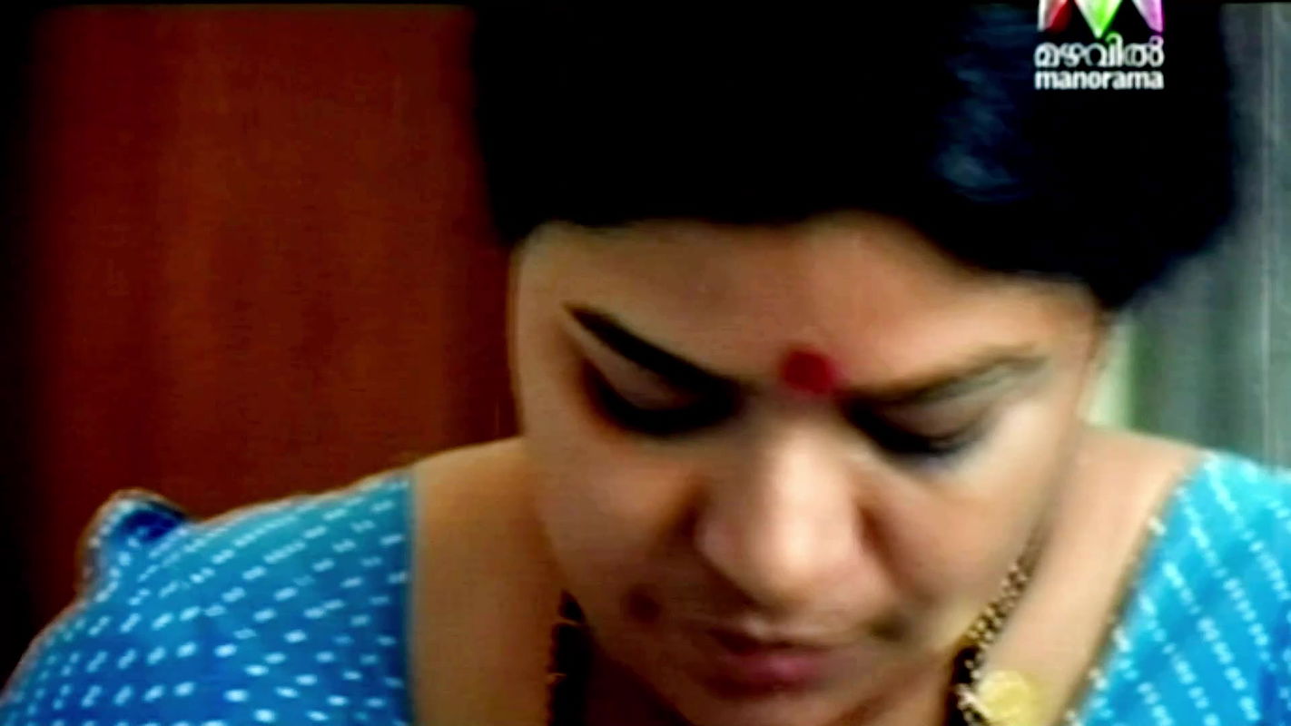 Malayali Sexy Maid Hot Big Breasts and Big Deep Navel Hole in Saree 22
