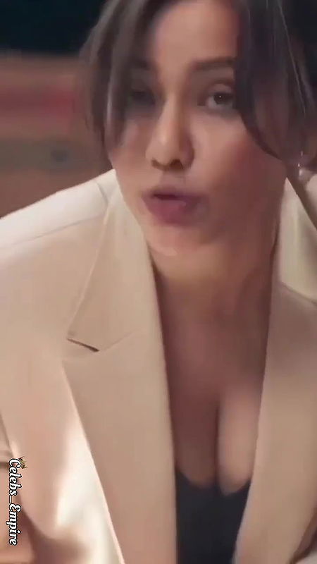 HORNY NEHA SHARMA ALWAYS READY TO SHOW HER JUICY CLEAVAGE 22