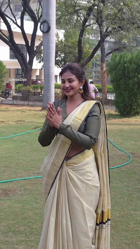 sexy telugu girl deep navel in cream saree 22