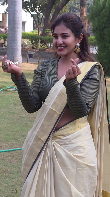 sexy telugu girl deep navel in cream saree 22