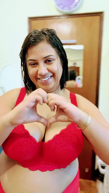 busty desi aunty in red xmas bra 22
