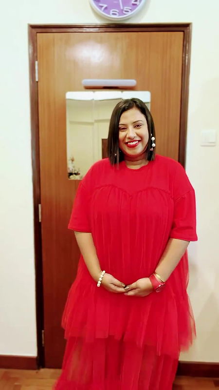 busty desi aunty in red xmas bra 22