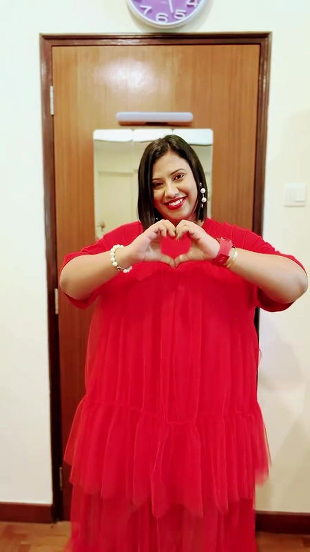 busty desi aunty in red xmas bra 22