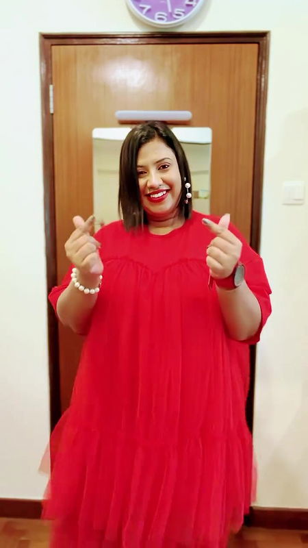 busty desi aunty in red xmas bra 22