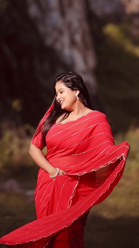 anisha_sexy_navel_in_red_saree1
