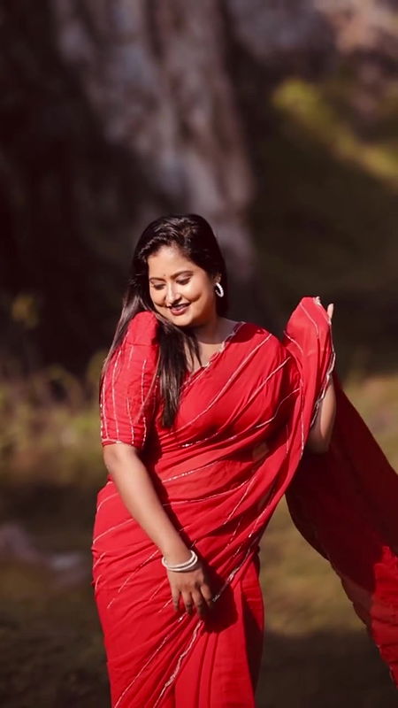 anisha_sexy_navel_in_red_saree1