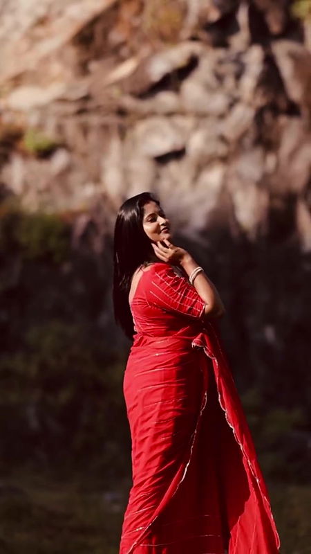 anisha_sexy_navel_in_red_saree1